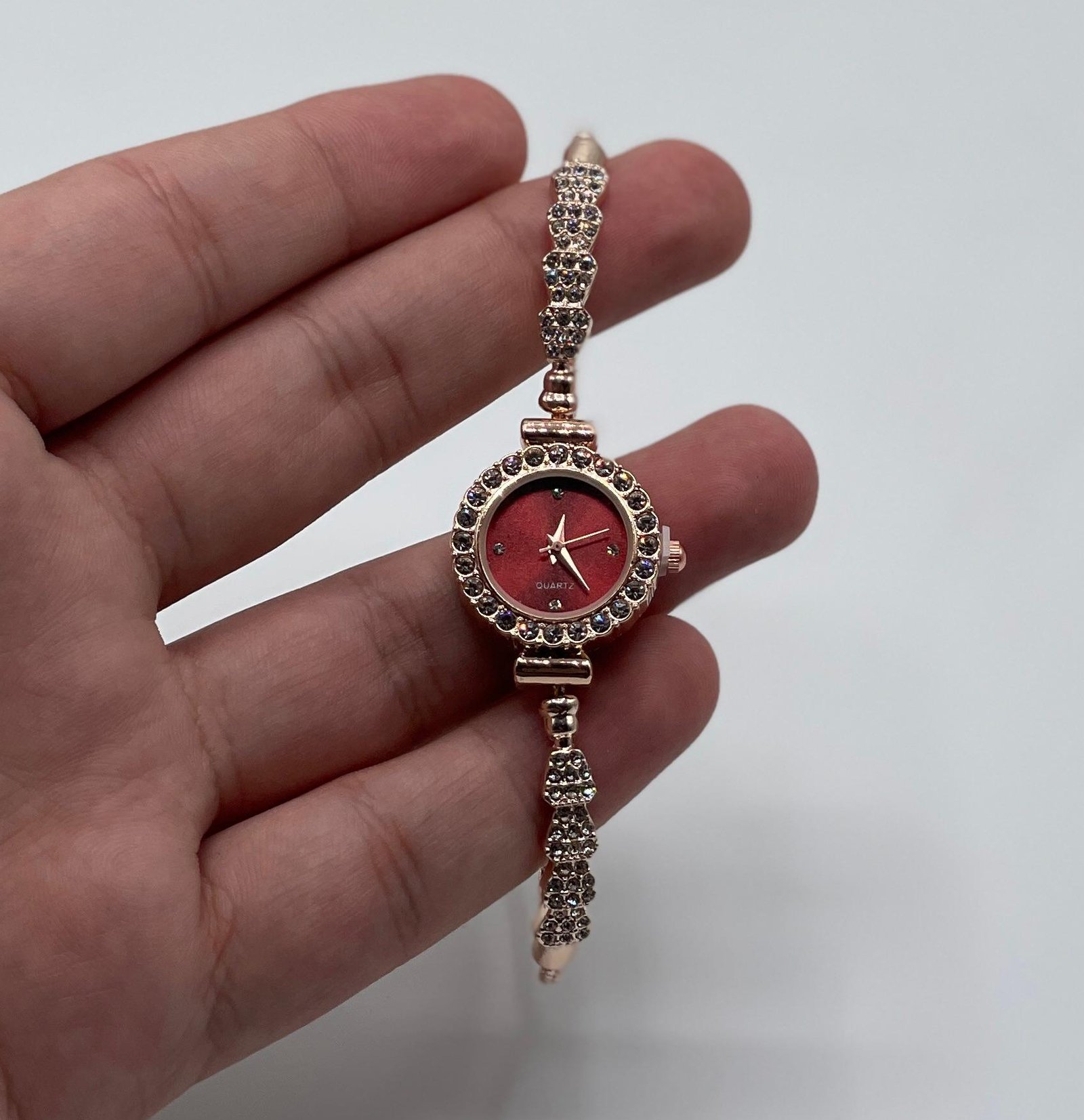 GM68 Ultra Mini Smartwatch + Quartz Bracelet Watch Combo | Wireless Charging | Stylish Dual Watch Set - Image 7