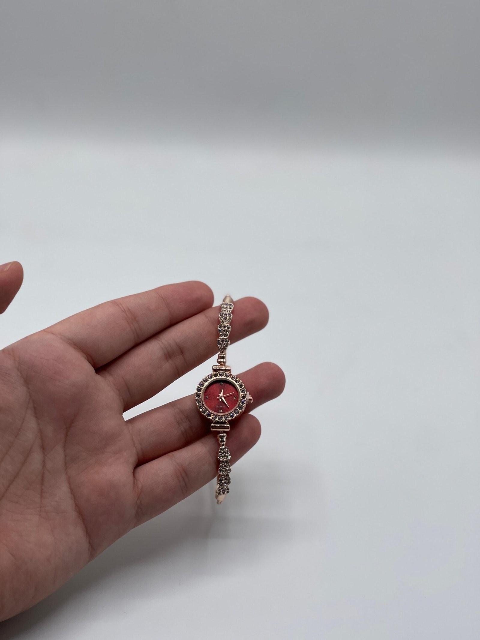 GM68 Ultra Mini Smartwatch + Quartz Bracelet Watch Combo | Wireless Charging | Stylish Dual Watch Set - Image 4